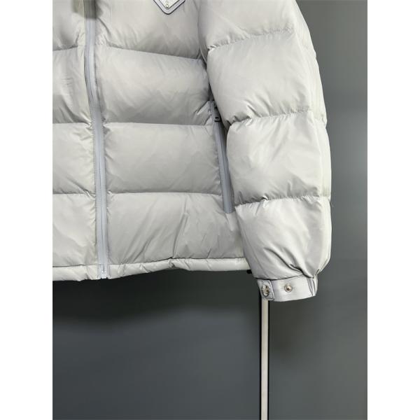 マットディープブラックカラー PRADA プラダ コピー ダウンジャケット 静寂暖保 2025秋冬万能 話題