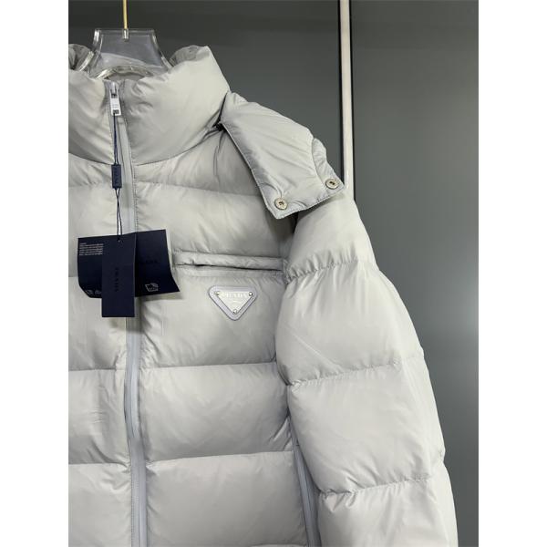 マットディープブラックカラー PRADA プラダ コピー ダウンジャケット 静寂暖保 2025秋冬万能 話題