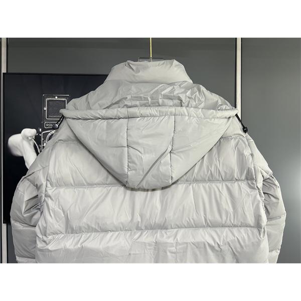 マットディープブラックカラー PRADA プラダ コピー ダウンジャケット 静寂暖保 2025秋冬万能 話題