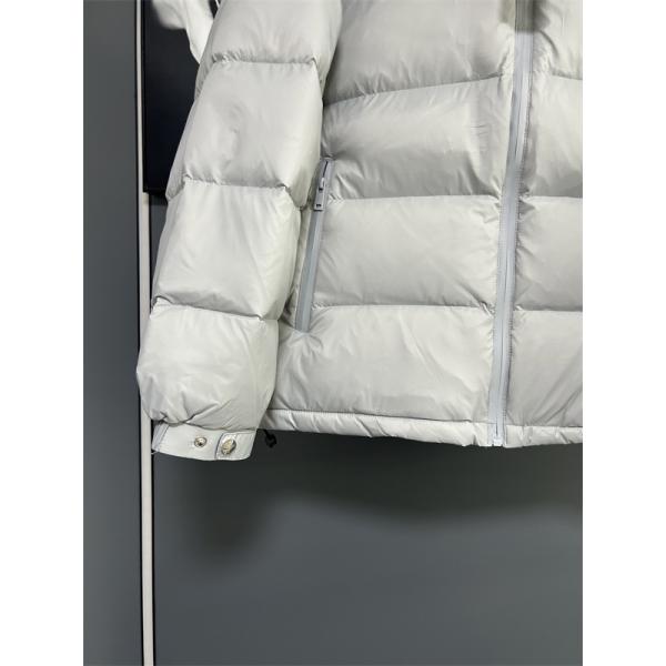 マットディープブラックカラー PRADA プラダ コピー ダウンジャケット 静寂暖保 2025秋冬万能 話題