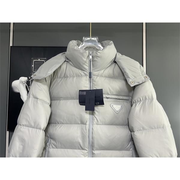 マットディープブラックカラー PRADA プラダ コピー ダウンジャケット 静寂暖保 2025秋冬万能 話題