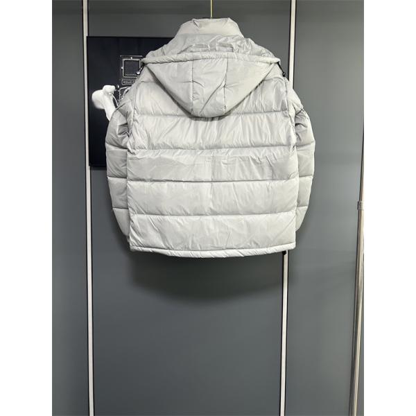 マットディープブラックカラー PRADA プラダ コピー ダウンジャケット 静寂暖保 2025秋冬万能 話題