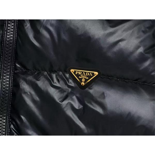 チャコールブラック軽量シンプル 落ち着き 2025秋冬万能 PRADA プラダ コピー ダウンジャケット 売れ筋ワード