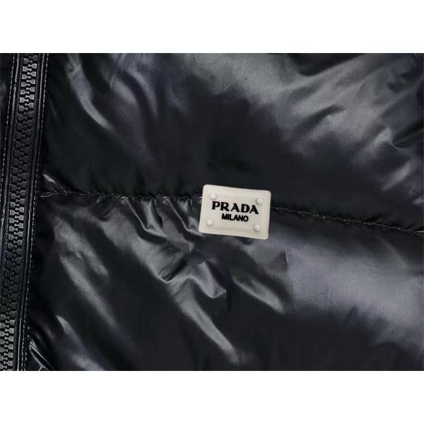 ブラック光沢ロゴアクセント スタイリッシュ 2025秋冬向け PRADA プラダ 偽物ダウンジャケット 注目キーワード