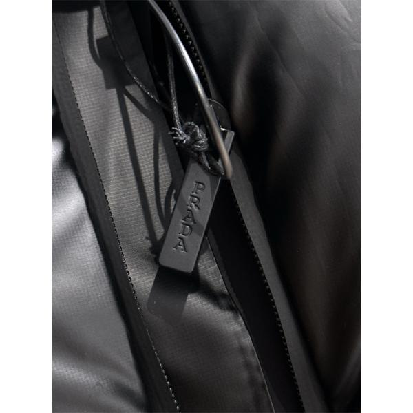 プラダ PRADA コピー ブラックツーンダウンベスト レッドロゴアクセント 高品質2025秋冬アウター