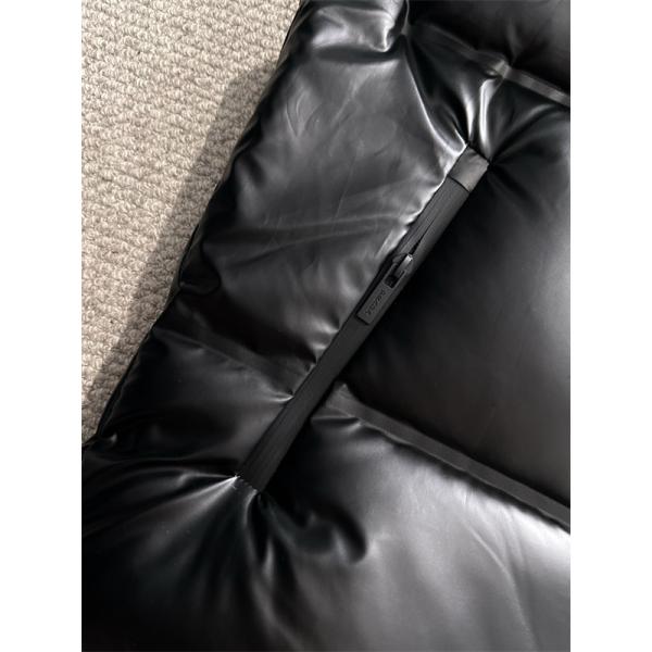 プラダ PRADA コピー ブラックツーンダウンベスト レッドロゴアクセント 高品質2025秋冬アウター