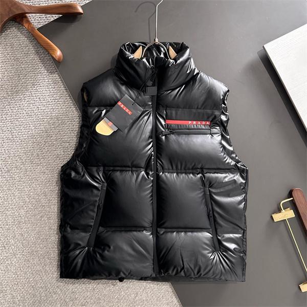 プラダ PRADA コピー ブラックツーンダウンベスト レッドロゴアクセント 高品質2025秋冬アウター