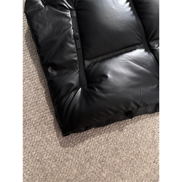 プラダ PRADA コピー ブラックツーンダウンベスト レッドロゴアクセント 高品質2025秋冬アウター