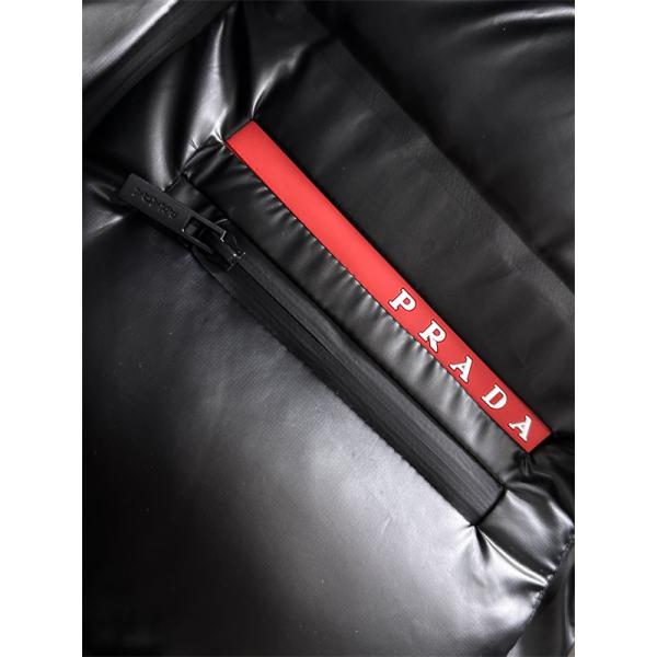 プラダ PRADA コピー ブラックツーンダウンベスト レッドロゴアクセント 高品質2025秋冬アウター