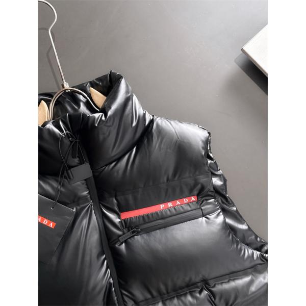 プラダ PRADA コピー ブラックツーンダウンベスト レッドロゴアクセント 高品質2025秋冬アウター