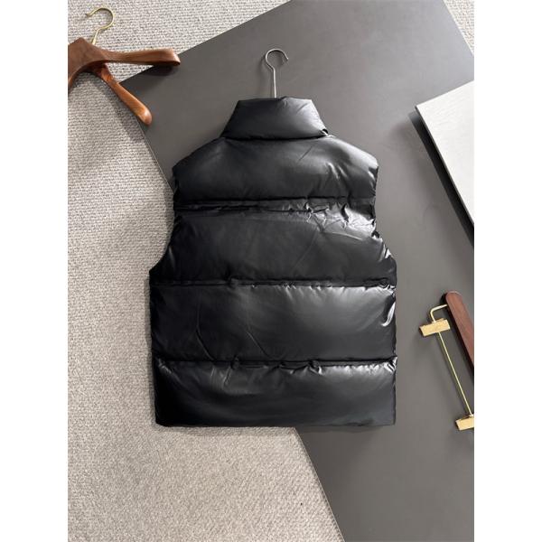 プラダ PRADA コピー ブラックツーンダウンベスト レッドロゴアクセント 高品質2025秋冬アウター