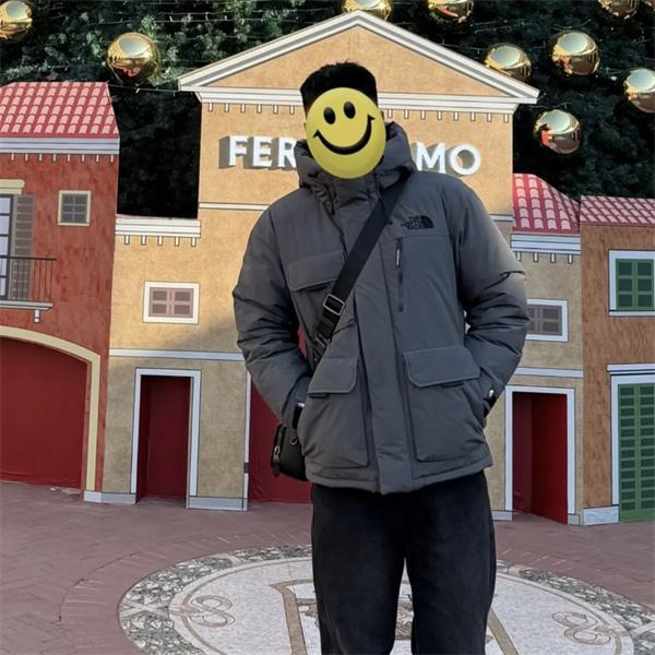 The North Face コピー グレーマルチポケットダウンジャケット アウトドア風 2025秋冬注目 ザノースフェイス