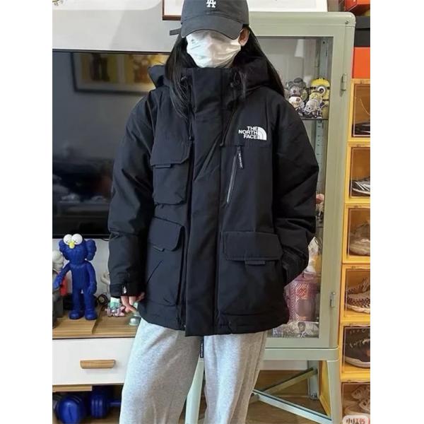 The North Face コピー グレーマルチポケットダウンジャケット アウトドア風 2025秋冬注目 ザノースフェイス