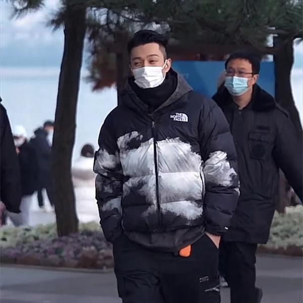 The North Face 偽物 雲柄ブラックダウンジャケット アーティスティック 2025秋冬個性 ザノースフェイス