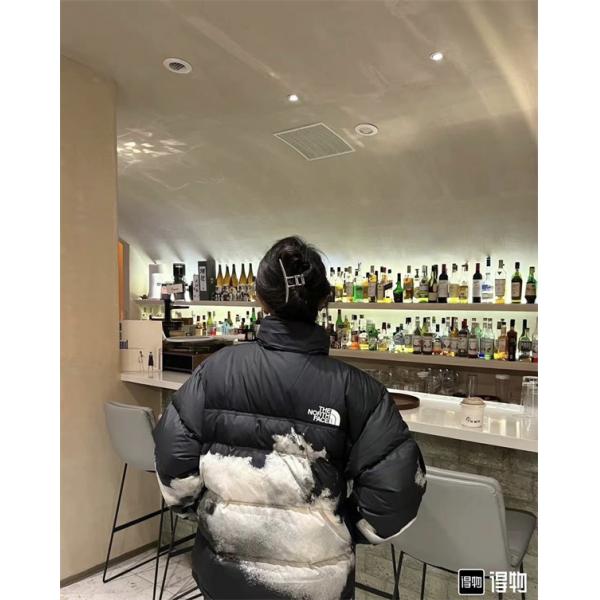 The North Face 偽物 雲柄ブラックダウンジャケット アーティスティック 2025秋冬個性 ザノースフェイス