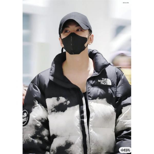 The North Face 偽物 雲柄ブラックダウンジャケット アーティスティック 2025秋冬個性 ザノースフェイス