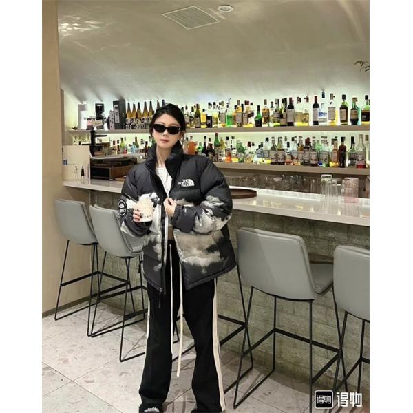 The North Face 偽物 雲柄ブラックダウンジャケット アーティスティック 2025秋冬個性 ザノースフェイス