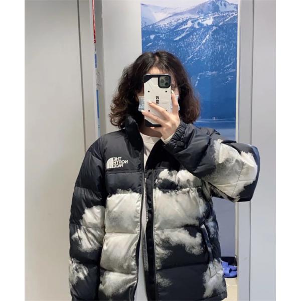 The North Face 偽物 雲柄ブラックダウンジャケット アーティスティック 2025秋冬個性 ザノースフェイス