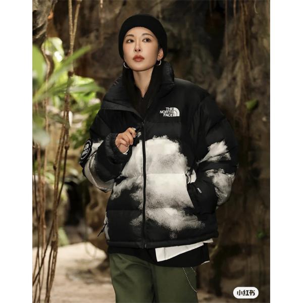 The North Face 偽物 雲柄ブラックダウンジャケット アーティスティック 2025秋冬個性 ザノースフェイス