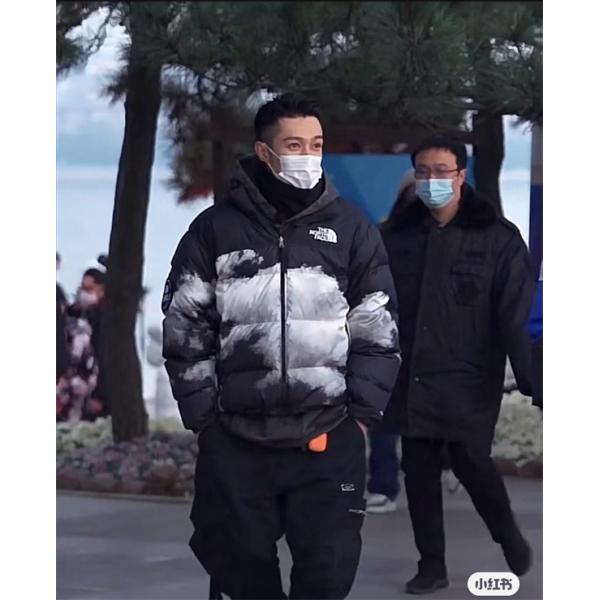 The North Face 偽物 雲柄ブラックダウンジャケット アーティスティック 2025秋冬個性 ザノースフェイス