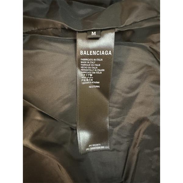 BALENCIAGA ブラックホワイトカラーブロック バッジ満載 バレンシアガ 偽物 ダウンジャケット 2025AW注目