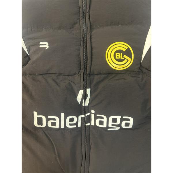 BALENCIAGA ブラックホワイトカラーブロック バッジ満載 バレンシアガ 偽物 ダウンジャケット 2025AW注目