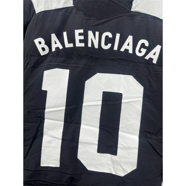 BALENCIAGA ブラックホワイトカラーブロック バッジ満載 バレンシアガ 偽物 ダウンジャケット 2025AW注目