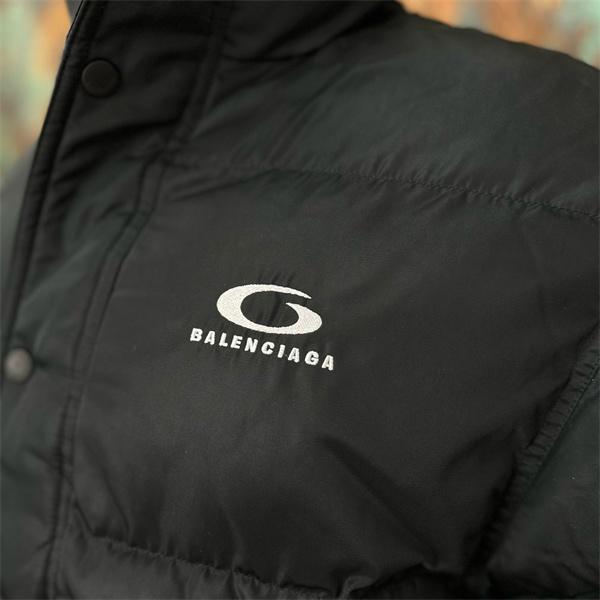 ブラッククラシックロゴ レトロ風 バレンシアガ 偽物 ダウンジャケット 人気急上昇 BALENCIAGA