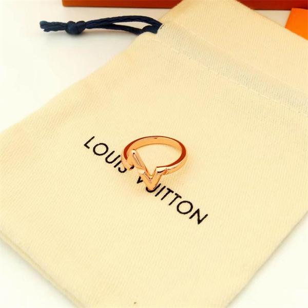太幅デザイン 立体感豊か ルイヴィトン LOUIS VUITTON モノグラム コピー  ゴールド指輪 2025秋冬