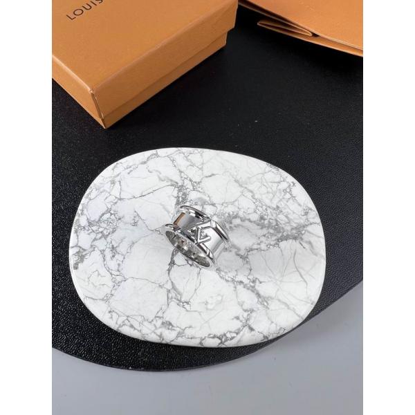 ダブルロゴ エンボス加工 激安人気 スーパーコピー  LOUIS VUITTON ルイヴィトン シルバー指輪 2025秋冬