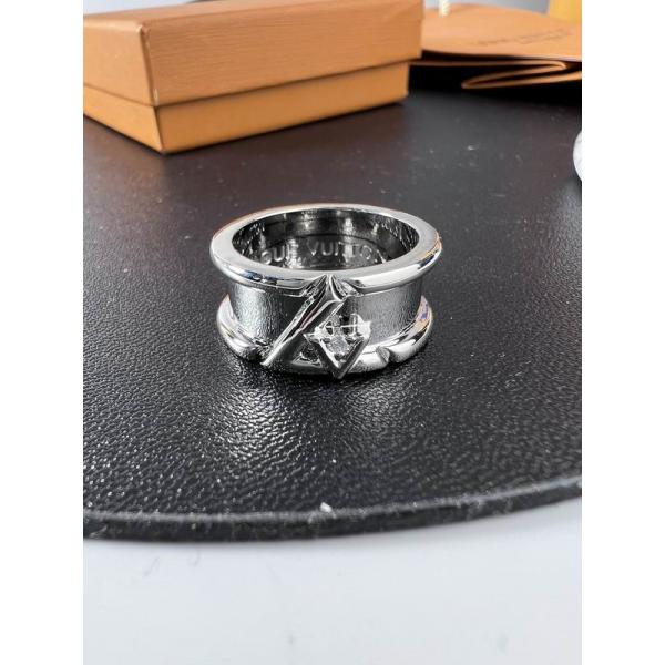 ダブルロゴ エンボス加工 激安人気 スーパーコピー  LOUIS VUITTON ルイヴィトン シルバー指輪 2025秋冬