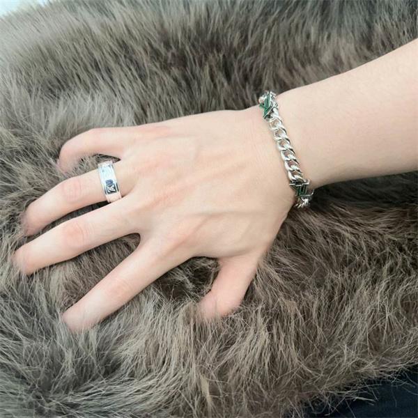 LOUIS VUITTON コピー モノグラム刻印 シルバー調 ルイヴィトン 指輪 ユニセックス クラシック