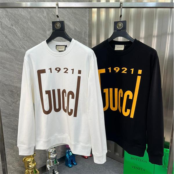 GUCCI スーパーコピー パーカー 1921 ロゴ 白 / 黒 グッチ ユニセックス ヴィンテージ風 2025秋冬コーデ