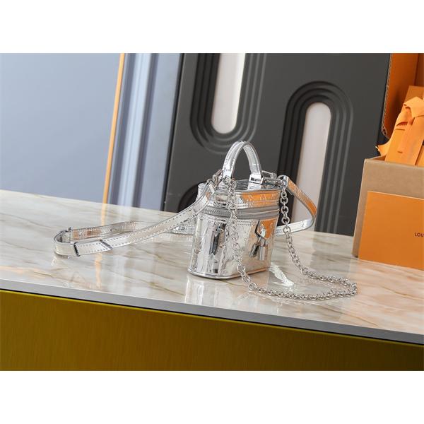 シルバーメタリック Louis Vuitton 刻印ロゴ ルイヴィトン ミニボックスバッグ 偽物 レディース フューチャリスティック