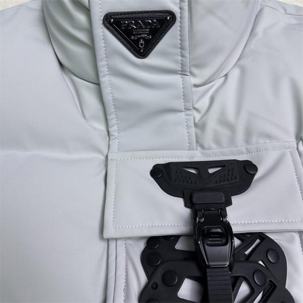 ライトグレー ダウンベスト 機能バックル プラダ PRADA コピー 2025秋冬ユーティリティ トレンディ