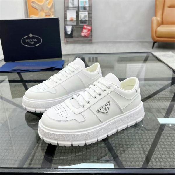 PRADA プラダ 激安 メンズ スニーカー レザー 厚底 ロゴ シューズ カジュアル デザイン 歩きやすい おしゃれ 新作 ホワイト 靴 シンプル コーデ万能