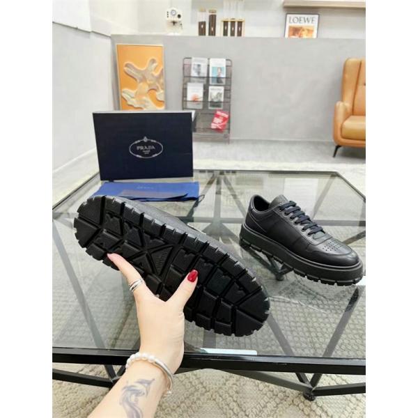 PRADA プラダ 激安 メンズ スニーカー レザー 厚底 ロゴ シューズ カジュアル デザイン 歩きやすい おしゃれ 新作 ホワイト 靴 シンプル コーデ万能