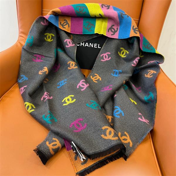 CHANEL（シャネル）2025年冬新作 ラグジュアリー カシミヤ混マルチカラー ロゴ ジャカード大判ストール / レディース＆ユニセックス