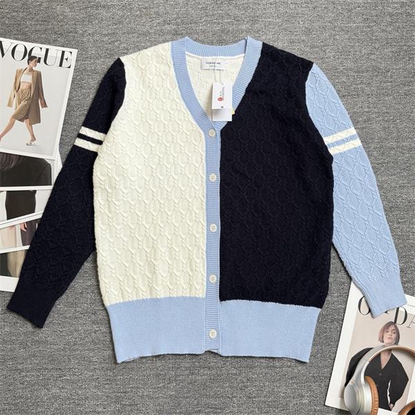 トムブラウン Thom Browne コピー 秋冬大人カジュアル 人気 ホワイト × ブラック 拼色 V 领 麻花纹 カーディガン 
