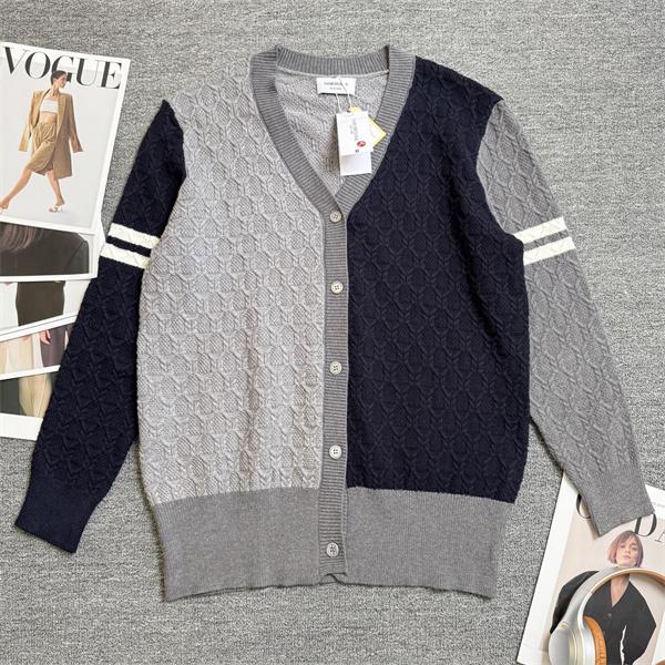 トムブラウン Thom Browne コピー 秋冬大人カジュアル 人気 ホワイト × ブラック 拼色 V 领 麻花纹 カーディガン 