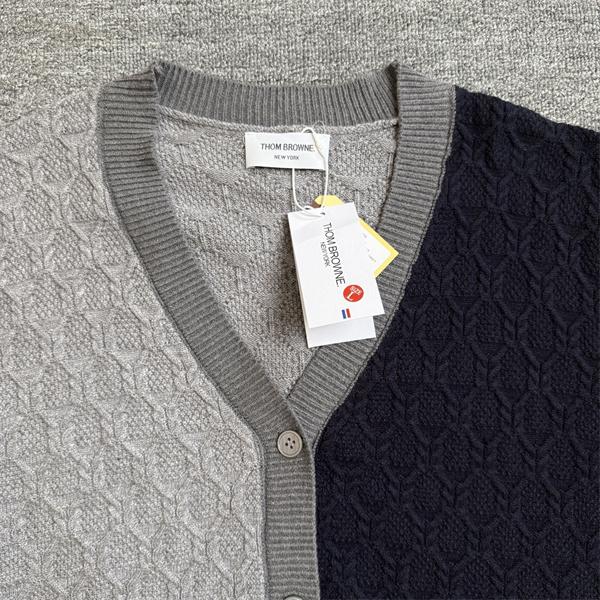 トムブラウン Thom Browne コピー 秋冬大人カジュアル 人気 ホワイト × ブラック 拼色 V 领 麻花纹 カーディガン 