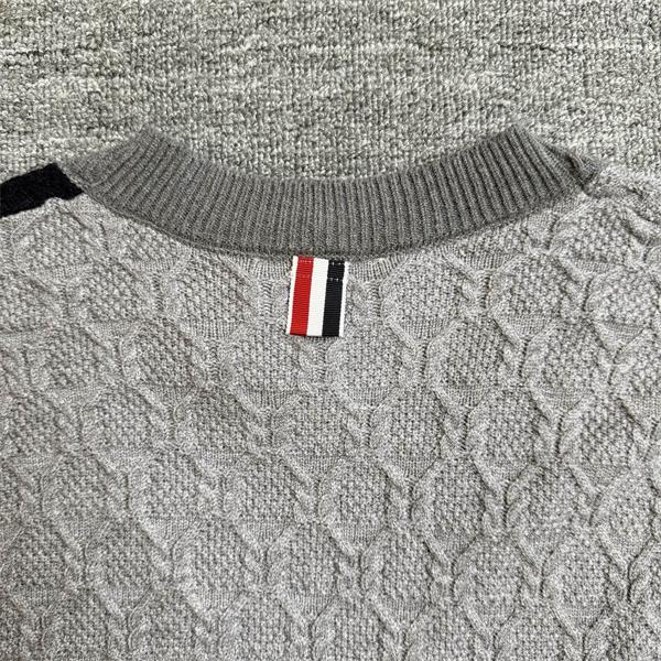 トムブラウン Thom Browne コピー 秋冬大人カジュアル 人気 ホワイト × ブラック 拼色 V 领 麻花纹 カーディガン 