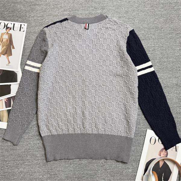 トムブラウン Thom Browne コピー 秋冬大人カジュアル 人気 ホワイト × ブラック 拼色 V 领 麻花纹 カーディガン 