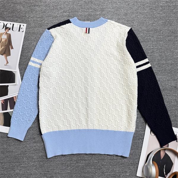 トムブラウン Thom Browne コピー 秋冬大人カジュアル 人気 ホワイト × ブラック 拼色 V 领 麻花纹 カーディガン 