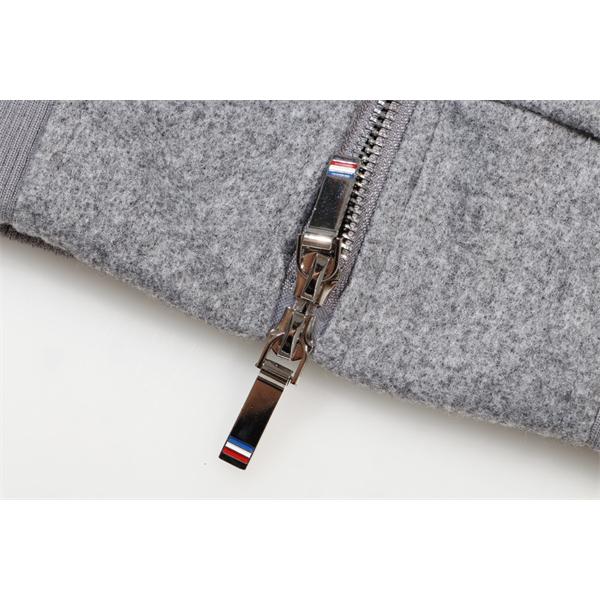 グレー 四条纹袖 ベースボールジャケット トムブラウン Thom Browne コピー 2025秋冬スタイリッシュ トレンド