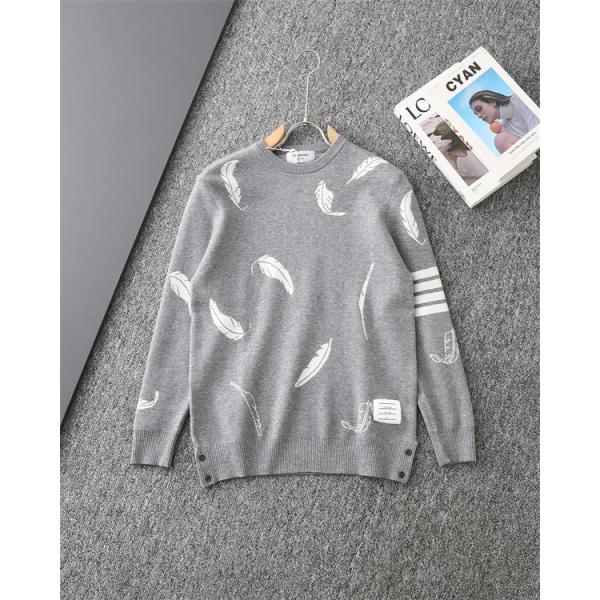 トムブラウン Thom Browne 偽物 2025秋冬おしゃれ 万能 ブラック × グレー 2 色 羽毛柄 四条纹袖 円领 セーター 