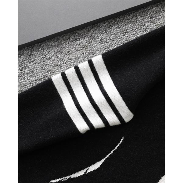 トムブラウン Thom Browne 偽物 2025秋冬おしゃれ 万能 ブラック × グレー 2 色 羽毛柄 四条纹袖 円领 セーター 