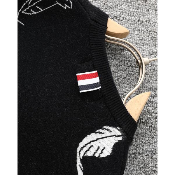 トムブラウン Thom Browne 偽物 2025秋冬おしゃれ 万能 ブラック × グレー 2 色 羽毛柄 四条纹袖 円领 セーター 