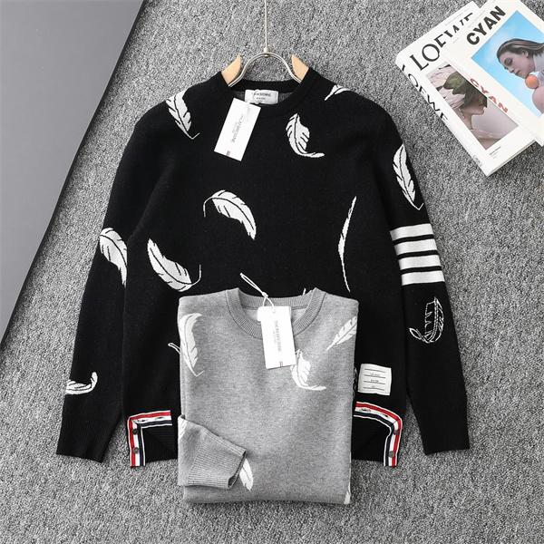 トムブラウン Thom Browne 偽物 2025秋冬おしゃれ 万能 ブラック × グレー 2 色 羽毛柄 四条纹袖 円领 セーター 