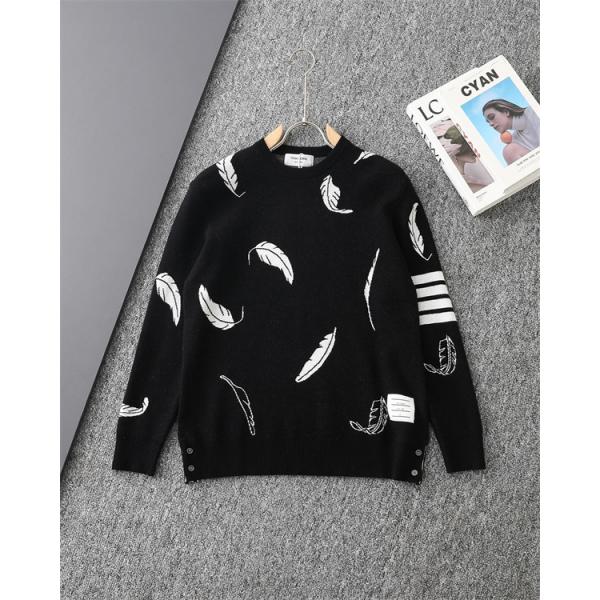 トムブラウン Thom Browne 偽物 2025秋冬おしゃれ 万能 ブラック × グレー 2 色 羽毛柄 四条纹袖 円领 セーター 